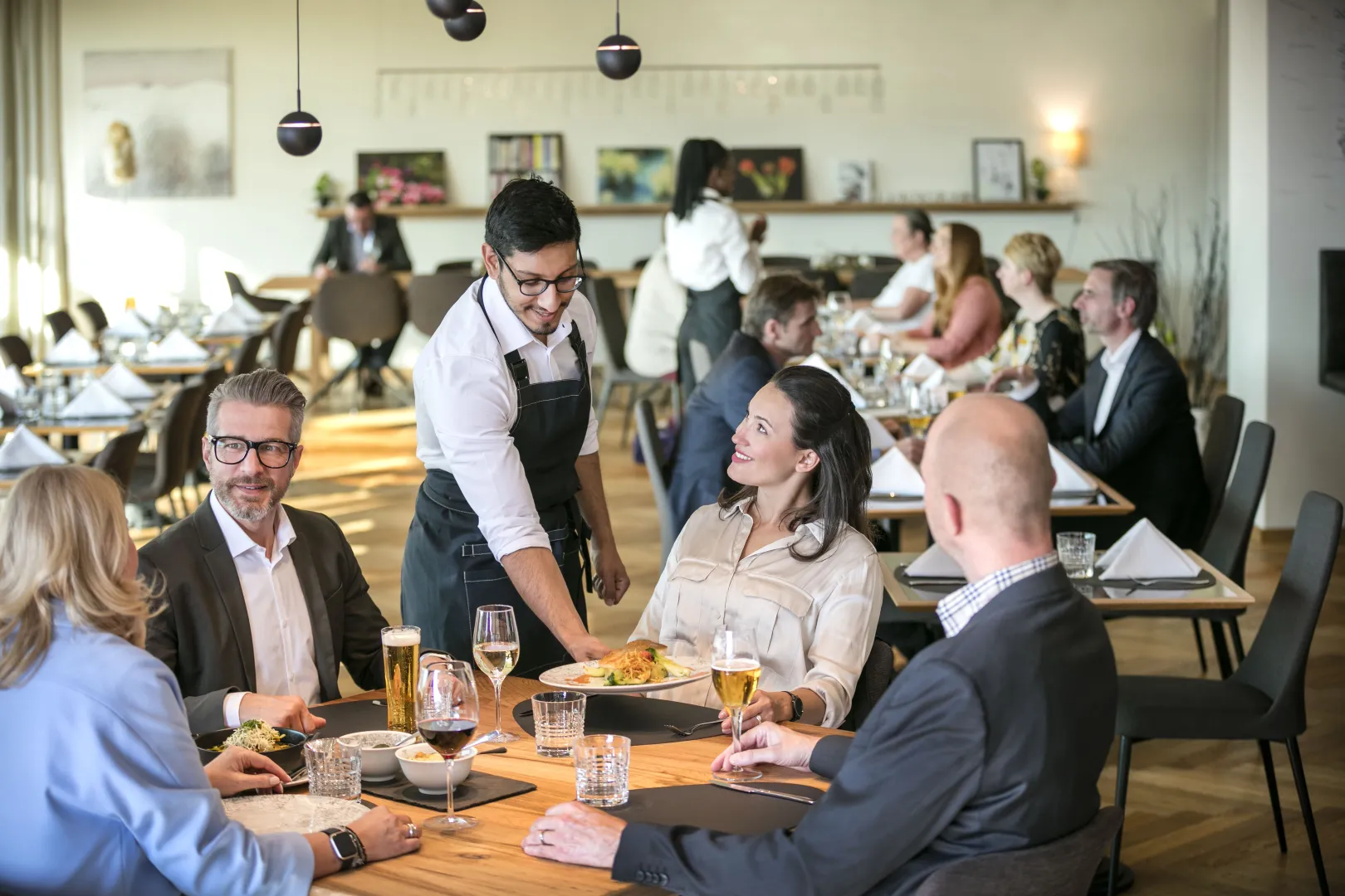 Gäste genießen ein Essen in einem stilvollen Hotelrestaurant.